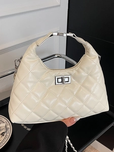 Borsa hobo trapuntata color crema con tracolla a catena argento e chiusura girevole moda