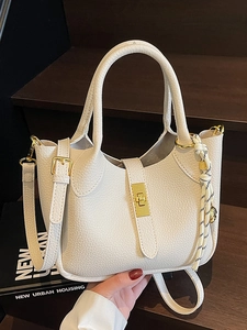 Borsa a secchiello beige in pelle martellata con chiusura dorata da donna