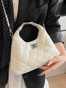 Elegante borsa a mezzaluna trapuntata color crema con chiusura argento e tracolla a catena