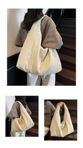 Dettaglio della borsa tote in nylon crema che mostra la morbida trama gonfia e forma a mezzaluna