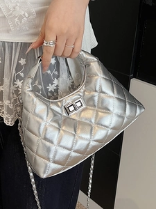 Elegante borsa trapuntata argento con finitura metallizzata e chiusura a scatto