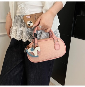 Mini borsa Boston rosa con trama litchi e grazioso ciondolo a forma di cavallo