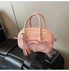 Détail du sac Boston en cuir PU rose avec nœuds décoratifs et ferrures argentées