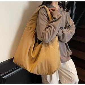 Dettaglio della borsa tote imbottita kaki che mostra capienza e consistenza in nylon