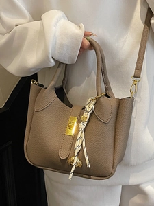Borsa a secchiello in pelle taupe con chiusura dorata e ciondolo per donne