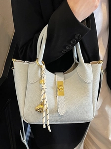 Secchiello grigio chiaro con texture litchi, dettagli dorati e ciondolo per donna
