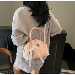 Sac rose en cuir verni avec nœud en dentelle blanche et pendentif coeur en argent
