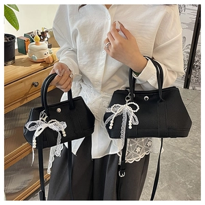 Détails des sacs seaux en cuir noir avec nœud en dentelle perlé et poignées rondes