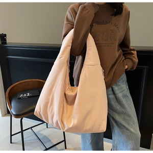 Dettaglio della tasca laterale con cerniera di una grande borsa hobo rosa in tela