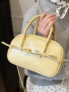 Sac Boston chic en cuir verni jaune avec nœuds et bandoulière amovible élégante