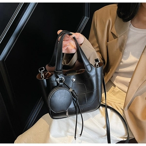 Détail du sac seau noir texture crocodile avec mini porte-monnaie et cordon