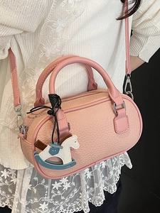Borsa rosa a bauletto in pelle litchi con tracolla rimovibile e ciondolo a cavallo