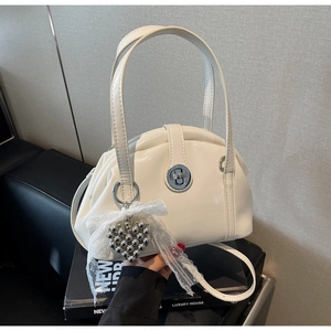 Sac coquille en cuir verni blanc avec fermoir rotatif argenté et breloque cœur