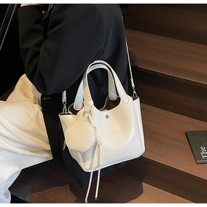 Détail du sac seau blanc motif crocodile avec son mini porte-monnaie rond assorti