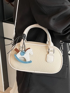 Borsa bowling beige testurizzata litchi con ciondolo a cavallo colorato e tracolla