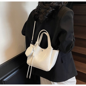 Détail du sac seau blanc à motif crocodile avec son petit porte-monnaie rond amovible