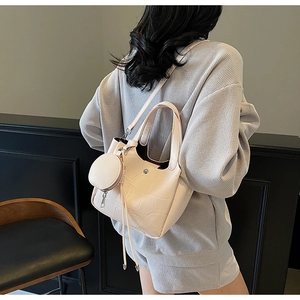 Détail du sac seau rose à texture crocodile avec petit porte-monnaie rond amovible