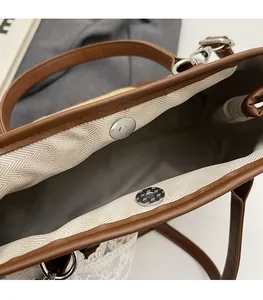 Détail de la fermeture magnétique et doublure à chevrons du sac seau en paille tressée