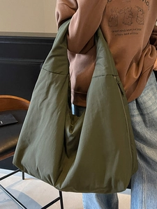 Borsa tote trapuntata verde oliva minimalista con grande capacità e trama in nylon morbido