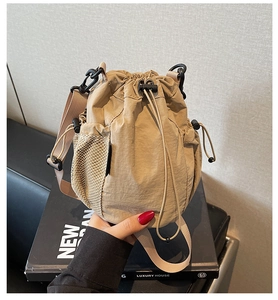 Detail der khakifarbenen Beuteltasche mit Netz-Seitentasche und Nylongurt