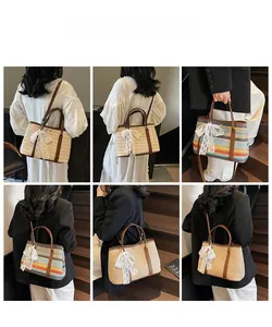 Détail du sac seau en paille avec poignées en cuir et nœud en dentelle au quotidien