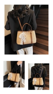 Détail du sac cabas en paille tissée avec bordure en cuir marun et ruban en dentelle