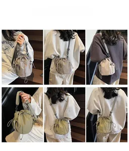 Detailansicht der Nylon-Beuteltasche mit seitlichem Netzfach und verstellbarem Riemen