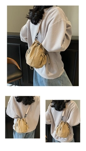 Detail der khakifarbenen Beuteltasche mit Netztasche und verstellbarem Web-Schultergurt