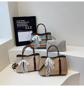 Série détaillée de sacs seaux tissés avec poignées en cuir et détails de nœuds en dentelle