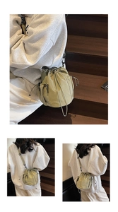 Detail der Kordelzug-Beuteltasche mit Netzseitentasche und hellgrüner Nylon-Textur