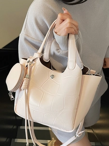 Sac seau rose pâle à motif crocodile avec poignées supérieures et mini pochette ronde