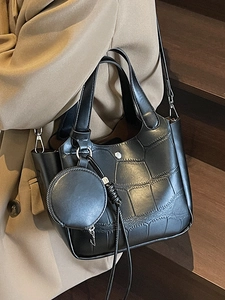 Sac seau élégant noir motif crocodile avec détails argentés et petit porte-monnaie