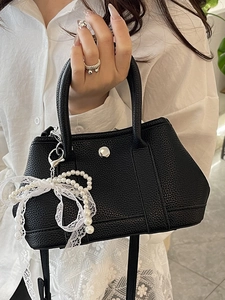 Sac seau noir texturé litchi avec charm perle et finitions métalliques argent