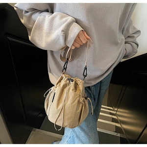Nahaufnahme der khakifarbenen Kordelzug-Beuteltasche mit seitlicher Netztasche
