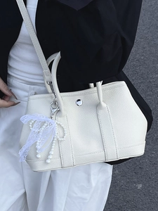 Sac seau élégant en cuir grainé blanc cassé avec pendentif en perles et dentelle