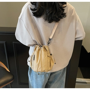 Detailansicht der khakifarbene Beuteltasche mit Netztasche und verstellbarem Gurt