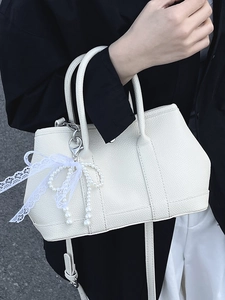 Sac seau élégant en cuir blanc avec breloque nœud perle et bandoulière amovible