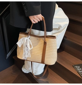 Détails du sac seau en paille avec bordure en cuir marron et nœud en dentelle