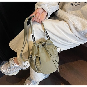 Detailansicht der khakigrünen Kordelzug-Beuteltasche mit seitlicher Netztasche aus Nylon
