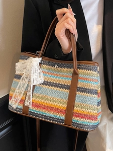 Sac seau tissé arc-en-ciel avec poignées en cuir marron et un nœud en dentelle blanche