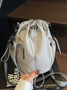 Moderner grauer Kordelzug-Beutel aus Nylon für Freizeit und Outdoor-Reisen geeignet