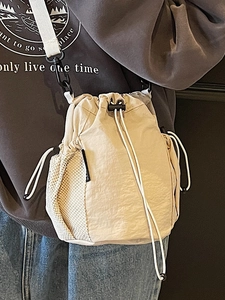 Japanische beige Nylon Kordelzug Beuteltasche mit Netztasche für Outdoor und Freizeit-Reisen