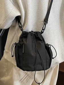 Minimalistische schwarze Nylon-Beuteltasche für Outdoor-Reisen und tägliche Freizeitkleidung