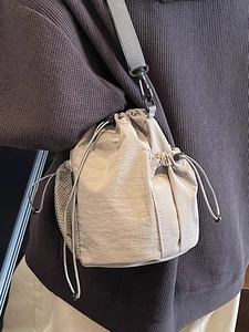Beigefarbene Nylon-Beuteltasche mit Netz-Seitentasche und verstellbarem Gurt
