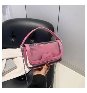 Détail du sac en gelée rose montrant les coutures cuir PVC et la plaque de logo