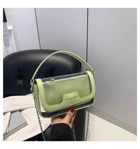 Détail du sac gelée en PVC vert clair avec chaîne et pochette intérieure à la main