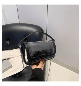 Détail du sac à bandoulière en PVC transparent avec bordure en cuir noir et chaîne en métal