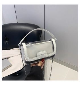 Gros plan du sac en gelée blanc avec bandoulière en chaîne et détails de logo mode