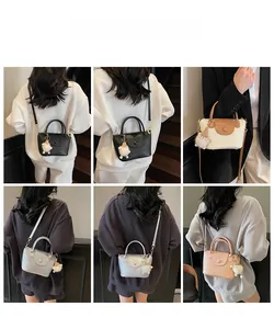 Détails de sacs à main tressés en plusieurs couleurs avec poignées en cuir et charms