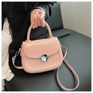 Dettaglio borsa a sella in pelle cerata rosa chiaro con chiusura ad anello argento